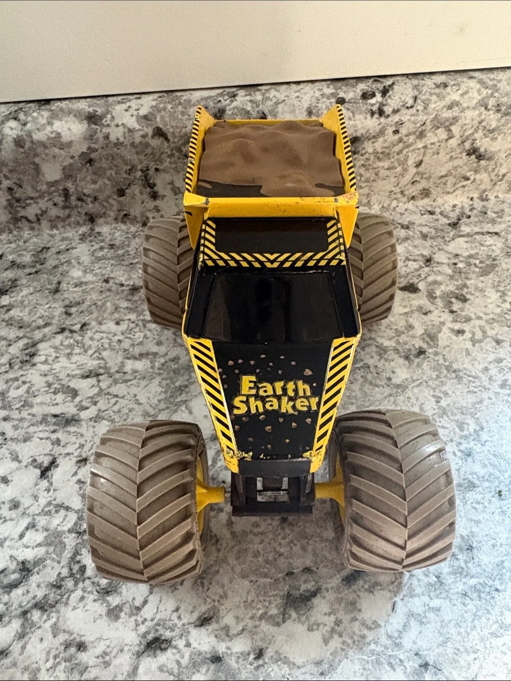 1:24 Earth Shaker Monster Jam Truck Toy